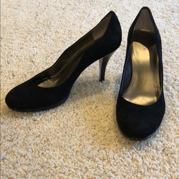NWB Tahari Black Suede Round Toe Heels - Picture 2 of 6